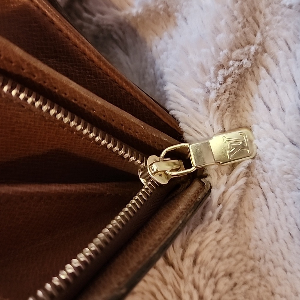 LV Compact Wallet - Picture 7 of 9